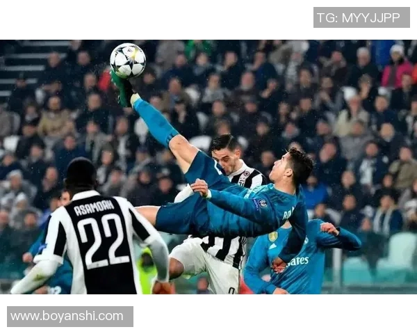 球迷疯狂冲进场内抢C罗球衣引发欧冠赛场热议 球迷疯狂冲进场内抢C罗球衣引发欧冠赛场热议