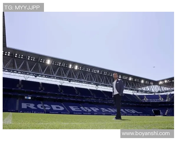 马丁内斯:从足球场上的明星到生活中的励志榜样 马丁内斯:从足球场上的明星到生活中的励志榜样